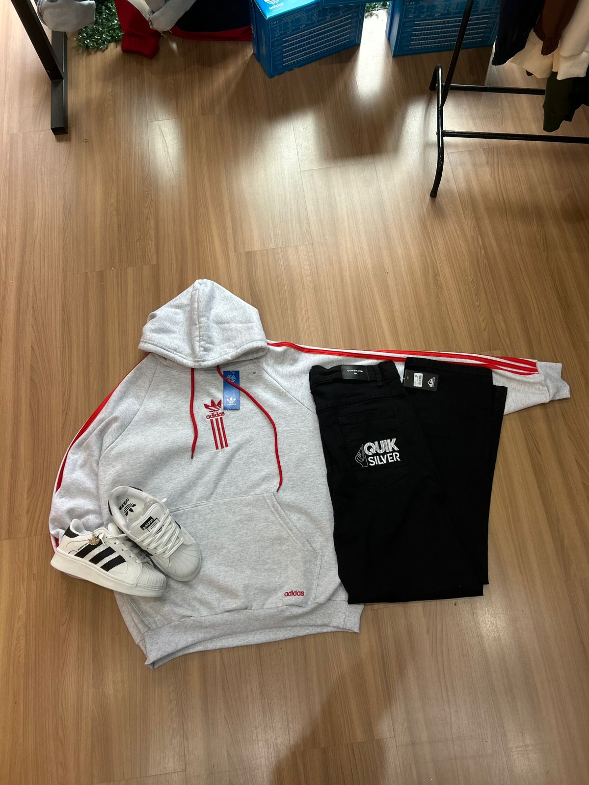Kit com moletom cinza, calça preta e tênis branco