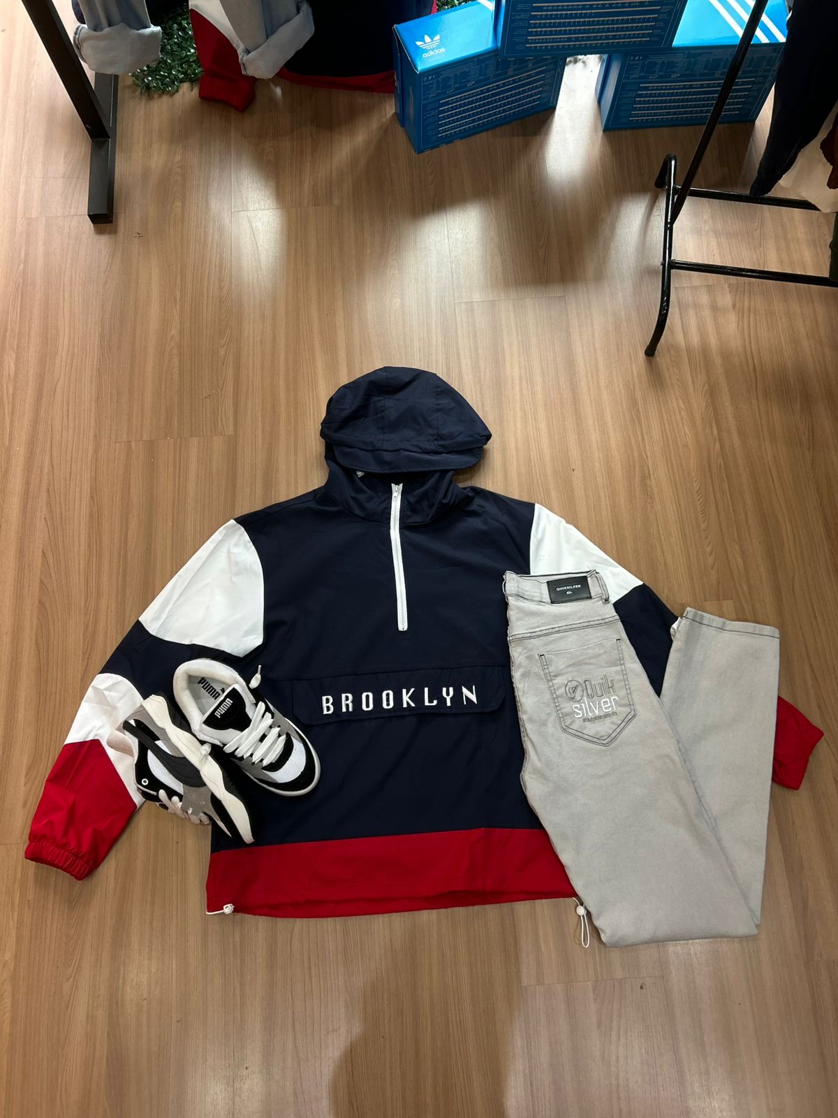 Kit com corta-vento, calça cinza e tênis preto e branco