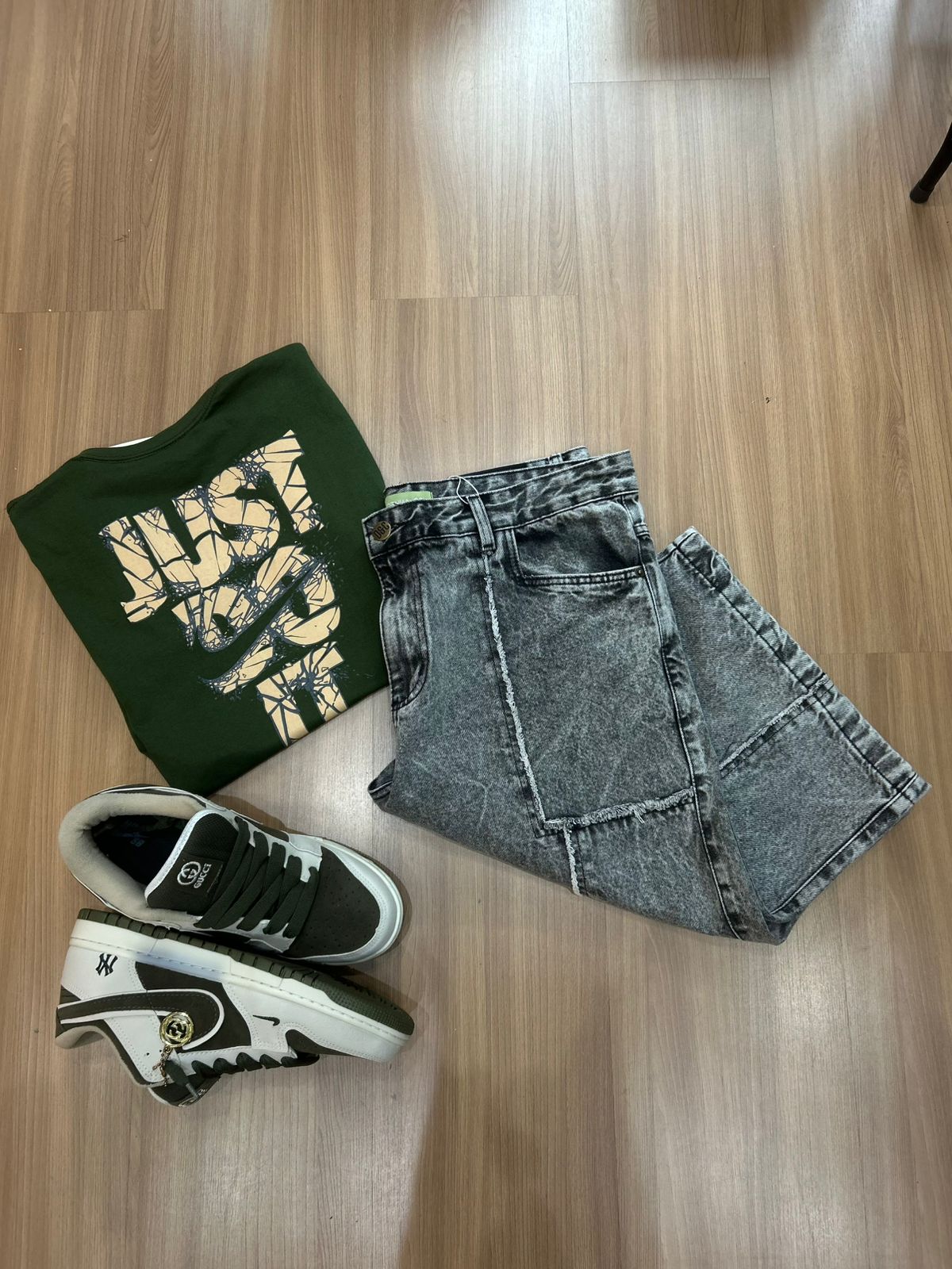Kit com camiseta verde, jeans cinza e tênis verde e branco